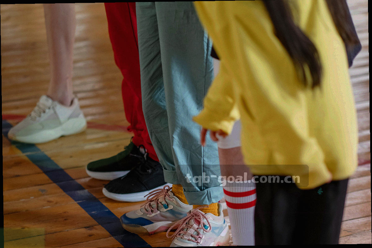 夜间球场灯光下的场地线条抽象特写，几何光线与光斑沿看台轮廓延展