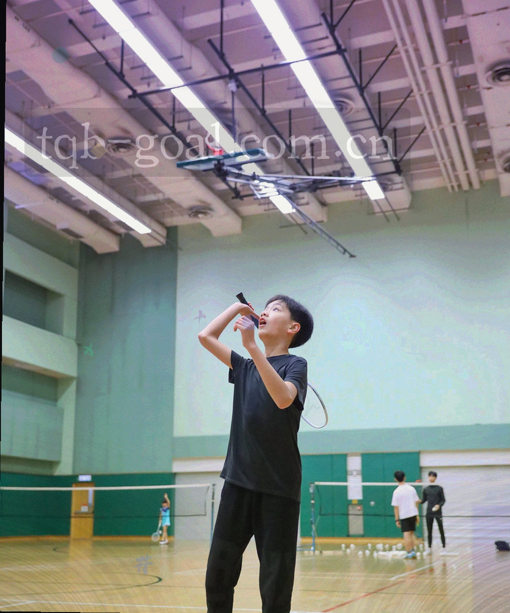 柔和光线下的桌面，放着耳机、摊开的记事本与一支笔，画面简洁无品牌标识
